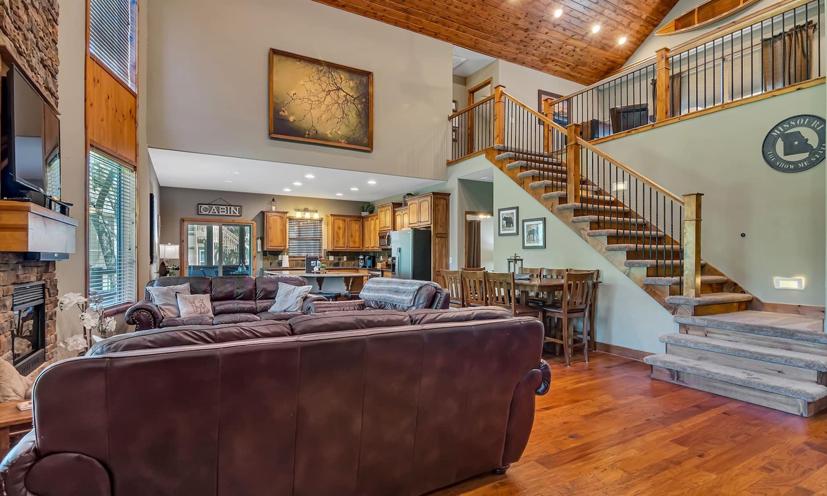 Hollister Cabin | Large Side Yard! 2 minutes to Table Rock Lake!