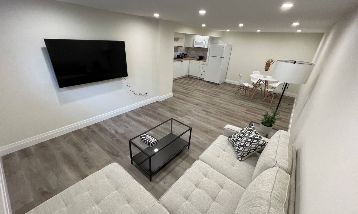 Thornhill House | Large & Spacious 1 Bed/Bath