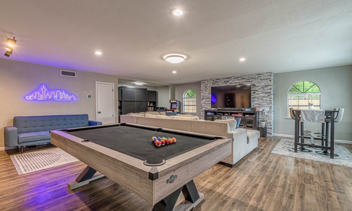 Shearer Hills - Ridgeview House | Large Spacious House w/Pool Table/Fire Pit!nClose to Downtown,The Pearl,Airport