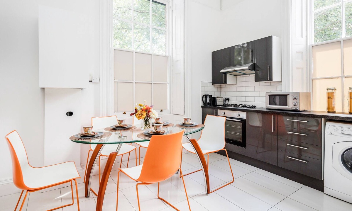 Canary Wharf Apartment | Large & Spacious with High Ceiling within a Mansion House