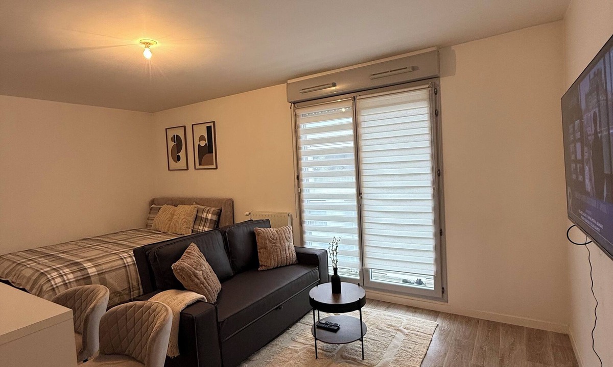Carrieres-sous-Poissy Apartment | Large studio ideal for business trips