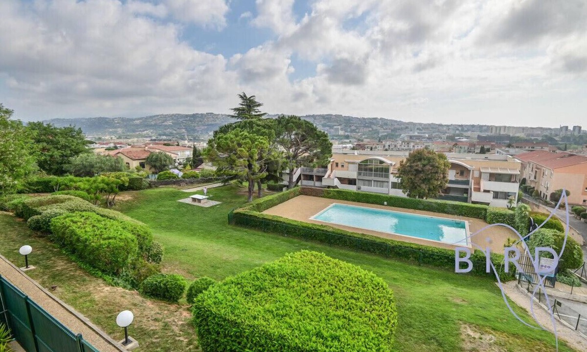 Saint-Laurent-du-Var Apartment | Large studio with swimming pool and open view