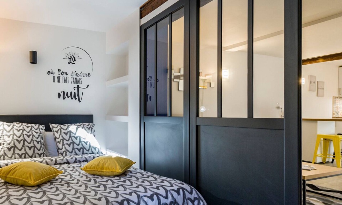 Saint-Jean-de-Vedas Apartment | Large studio in the heart of the village