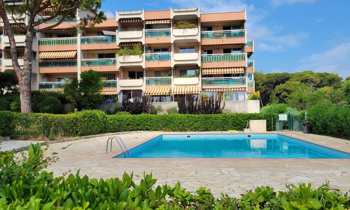 Antibes Apartment | Large studio 4 people quiet residence with swimming pool
