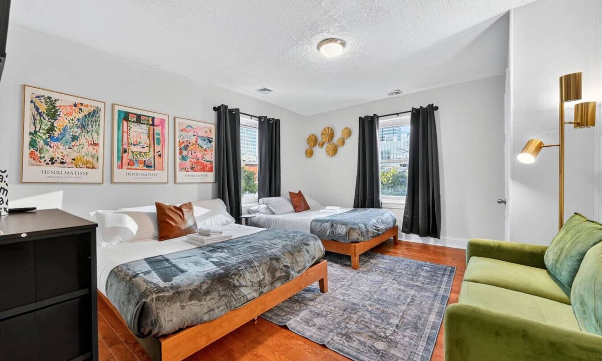 Center City West Apartment | Large Studio | Center City | Sleeps 4 | Fast Wifi