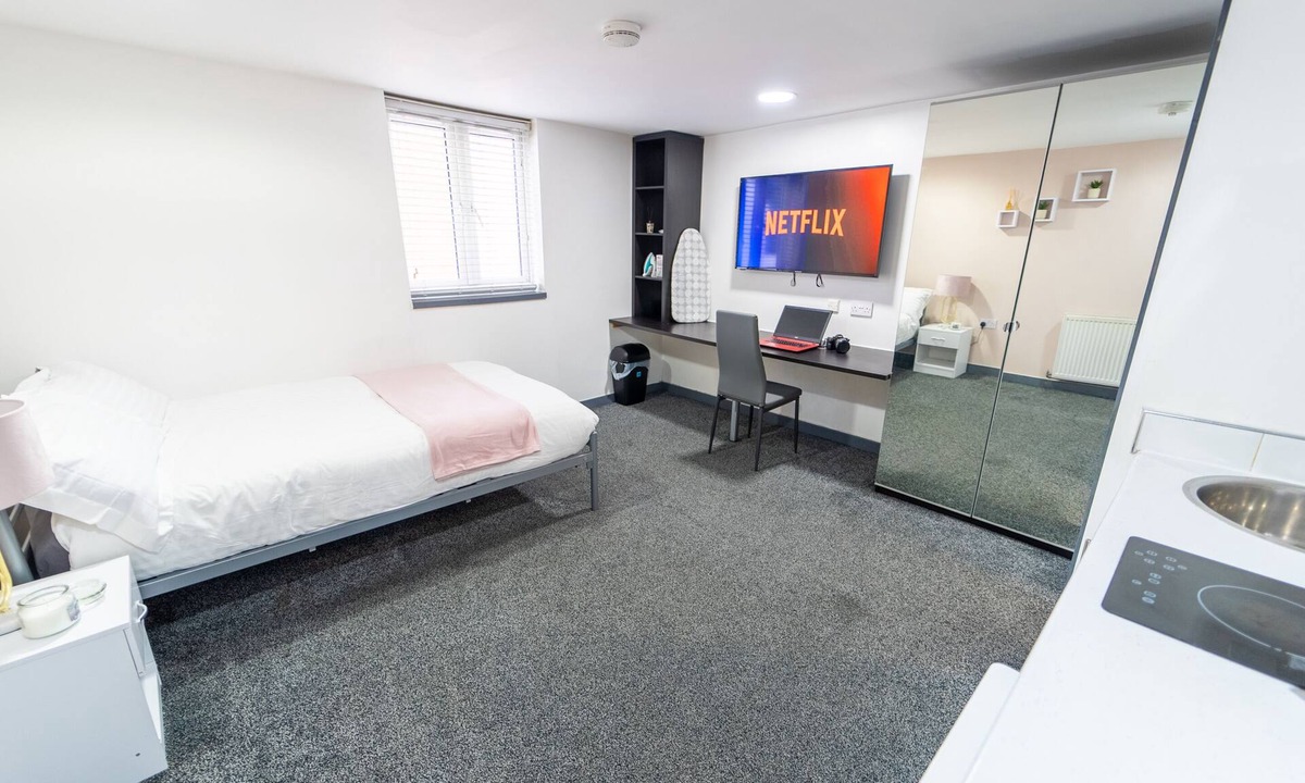 Selly Oak Apartment | Large Studio flat close to City!