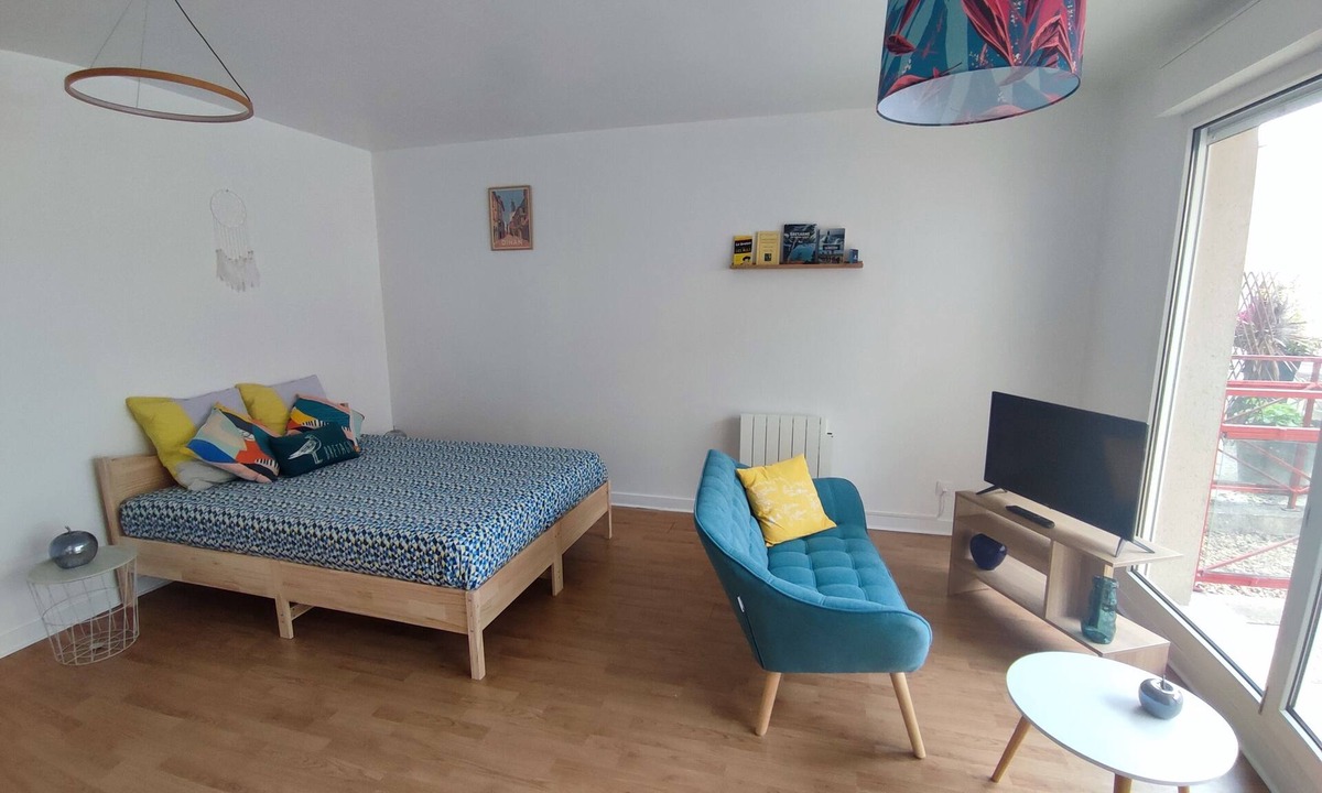 Dinan Apartment | Large Studio in quiet inner-city location