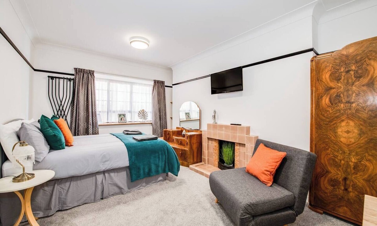 Portsmouth Apartment | Large Studio with Bath & Walk-In Shower in central Southsea