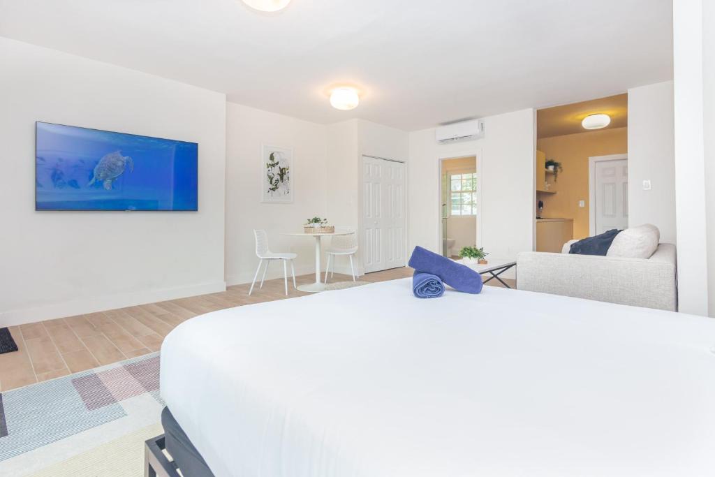 El Portal Apartment | Large Stylish Studio Apartment In El Portal #3
