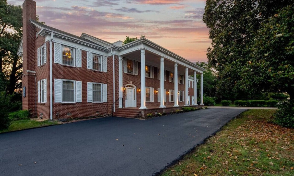 Fort Smith Apartment | Large suite w/king bed! The Blooming Garden!