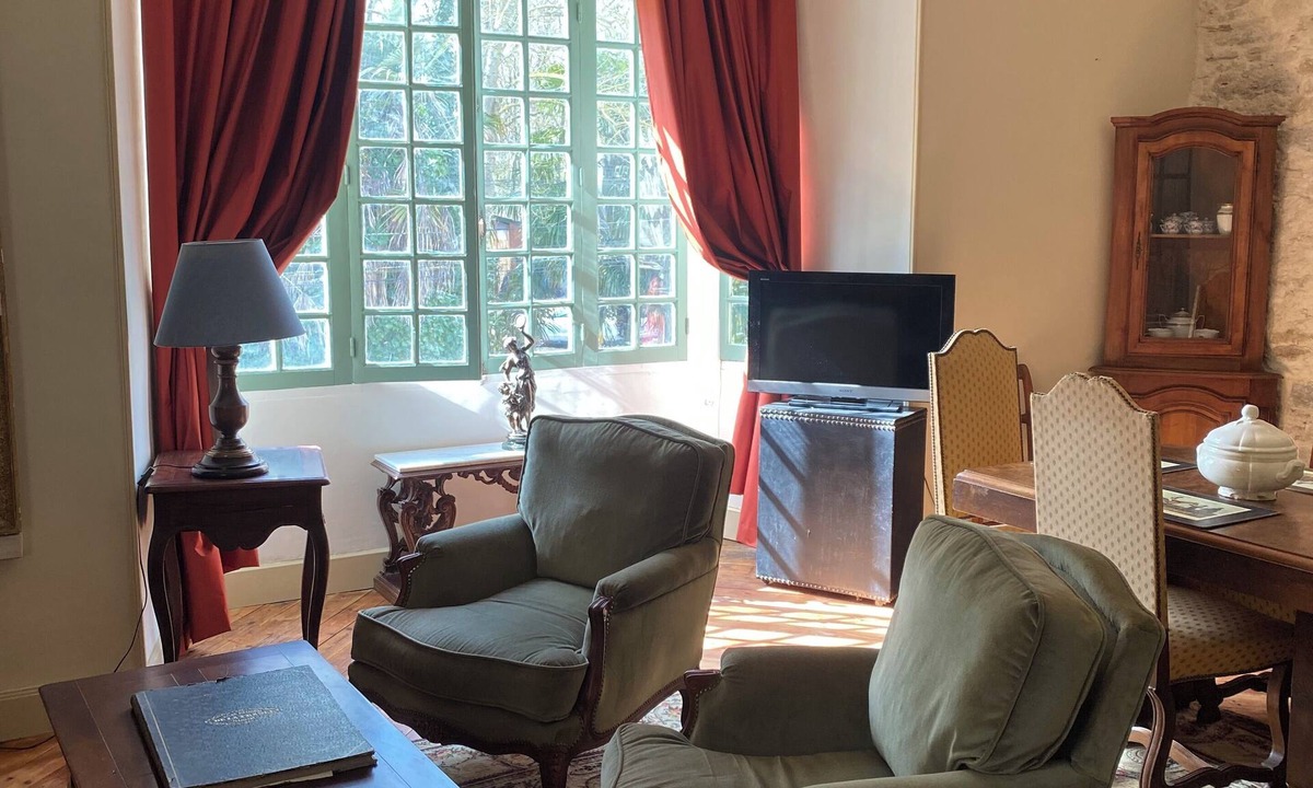 Pexiora Apartment | Large suite with living room