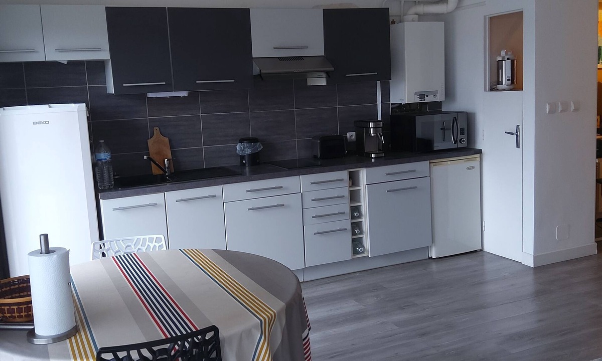 Albi Apartment | Large T2, close to town center, train station, golf course, shops. Private parking included