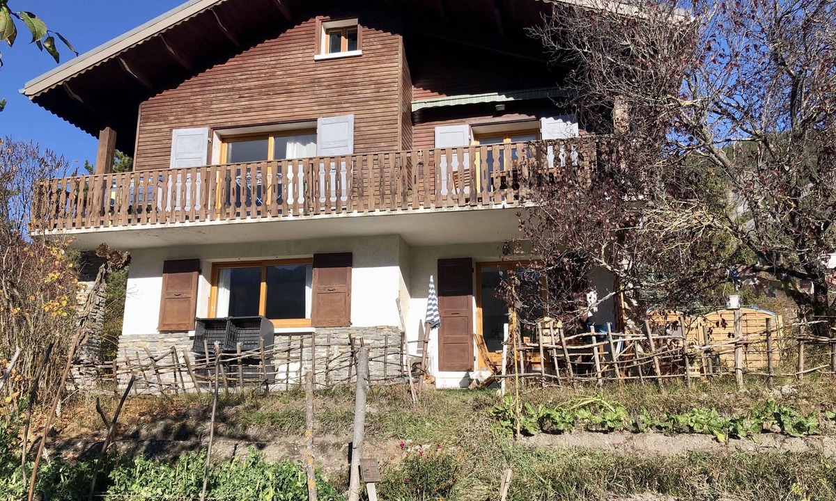 Barcelonnette Ski Chalet | Large T2 on the garden level of CHALET in BARCELONNETTE (04400)