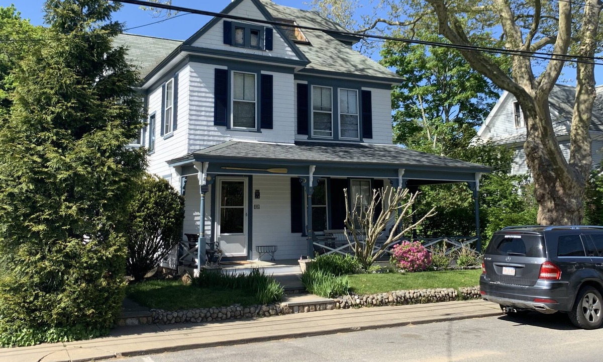 Tisbury House | Large third floor studio in-town VH, ferry