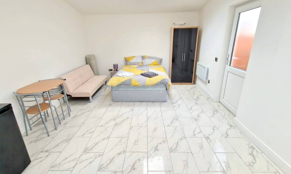 Broad Green Apartment | Large Triple Studio Flat - Croydon