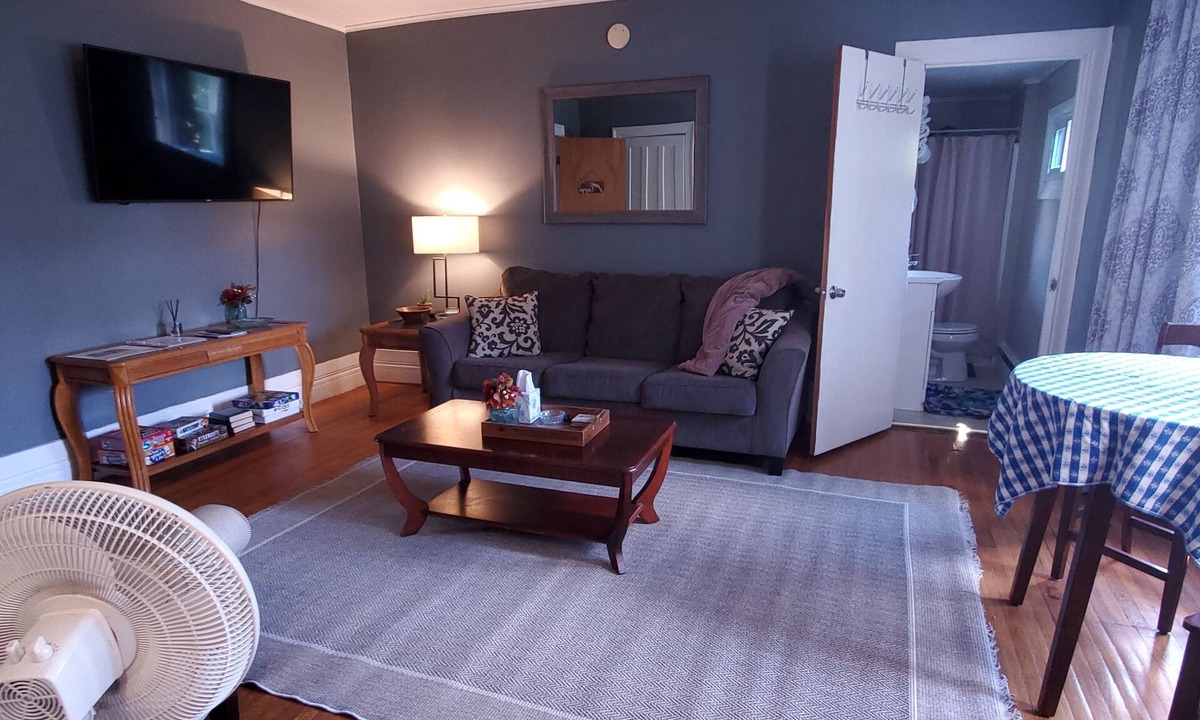Auburn Apartment | Large Upper 1 bedroom apartment, pet friendly
