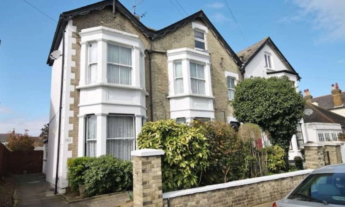 Beverley Apartment | Large Victorian 4 bed apartment close to central London