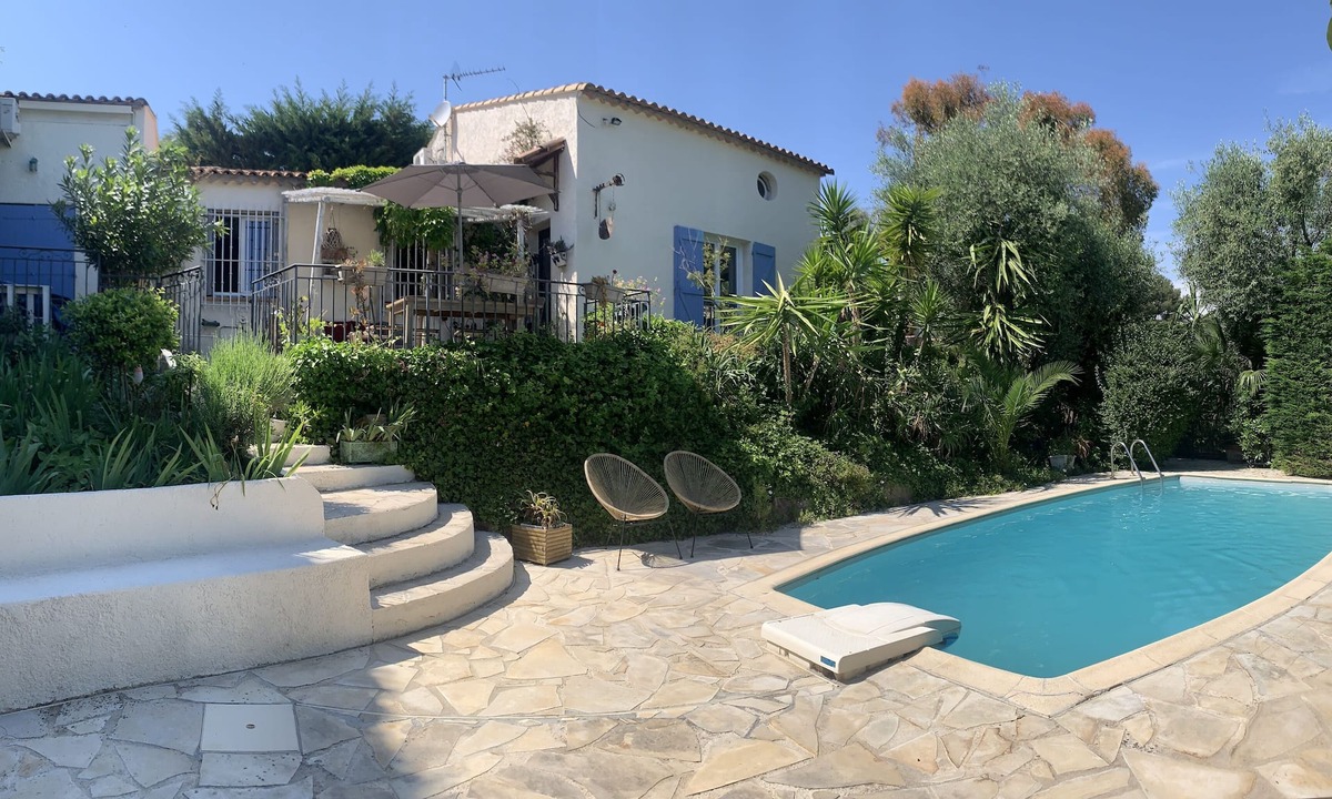 Vallauris Villa | Large villa in a green setting