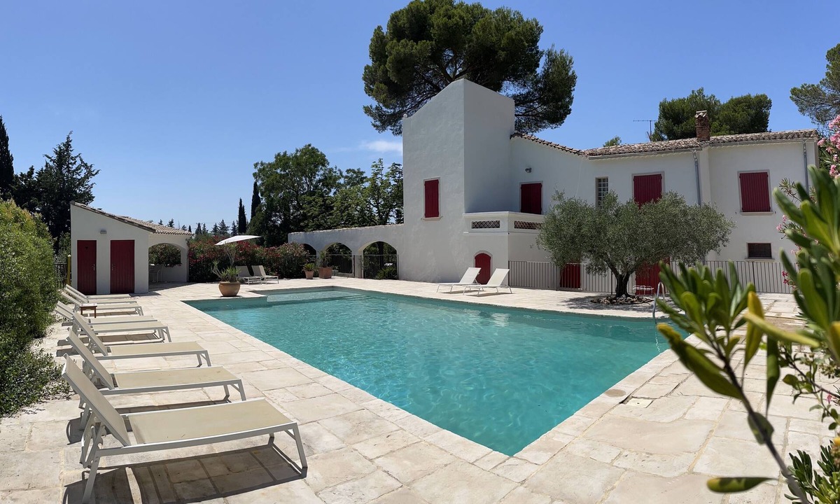 Sernhac Villa | Large villa surrounded by pine trees in Provence