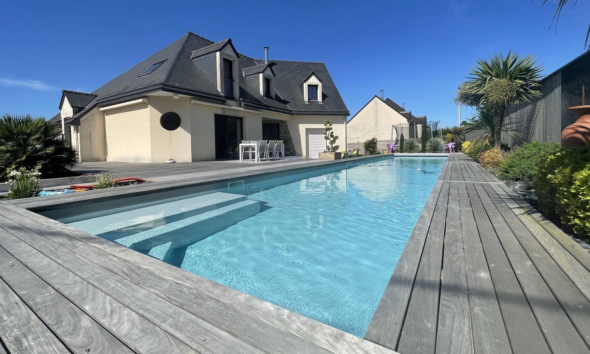 Montfort-sur-Meu Villa | Large villa with 20M pool