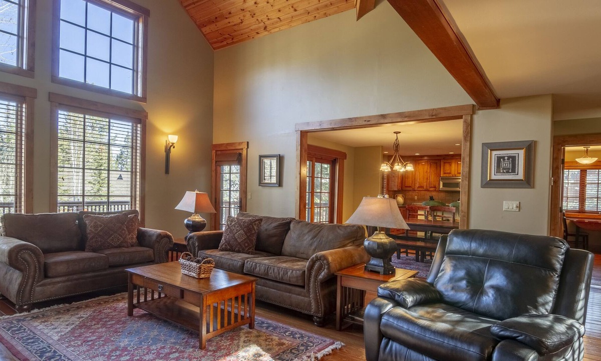Tamarack Ski Chalet | Large Walk-through Kitchen | Stone Fireplace | Cozy Loft with Queen Bed