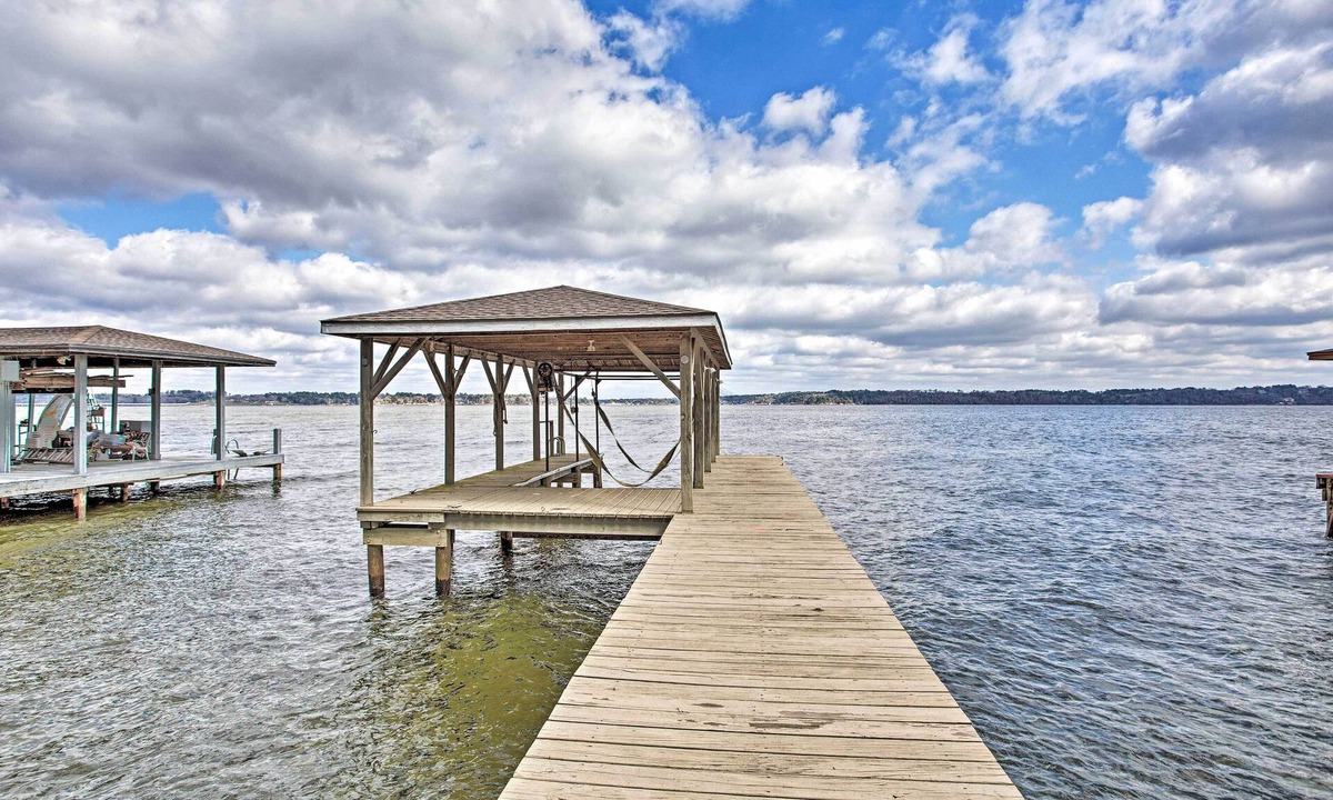 Coffee City House | Large Waterfront Lake Palestine Home w/Deck, Dock