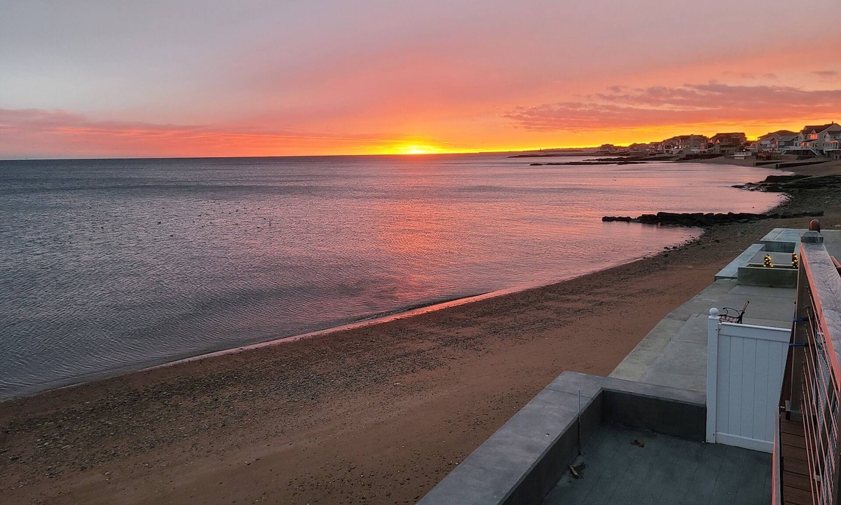 Momauguin House | Large Waterfront Modern Beach House