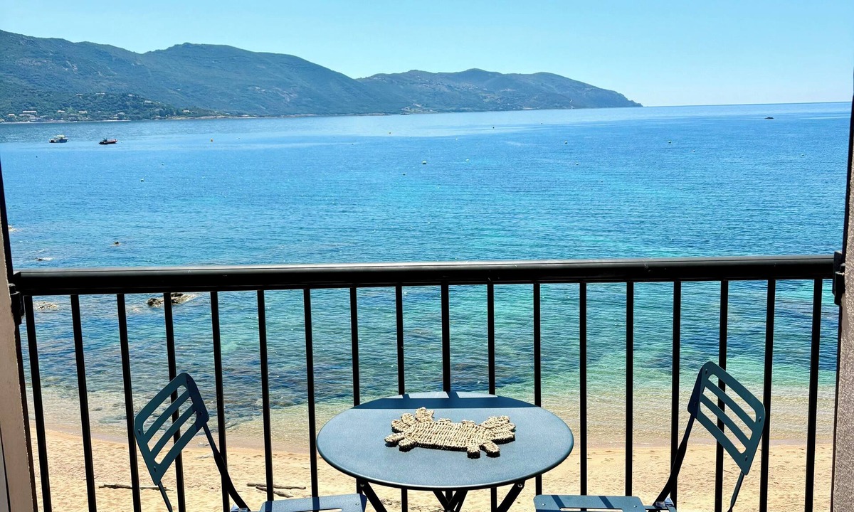 Tiuccia Apartment | Large waterfront studio - direct access to the beachn