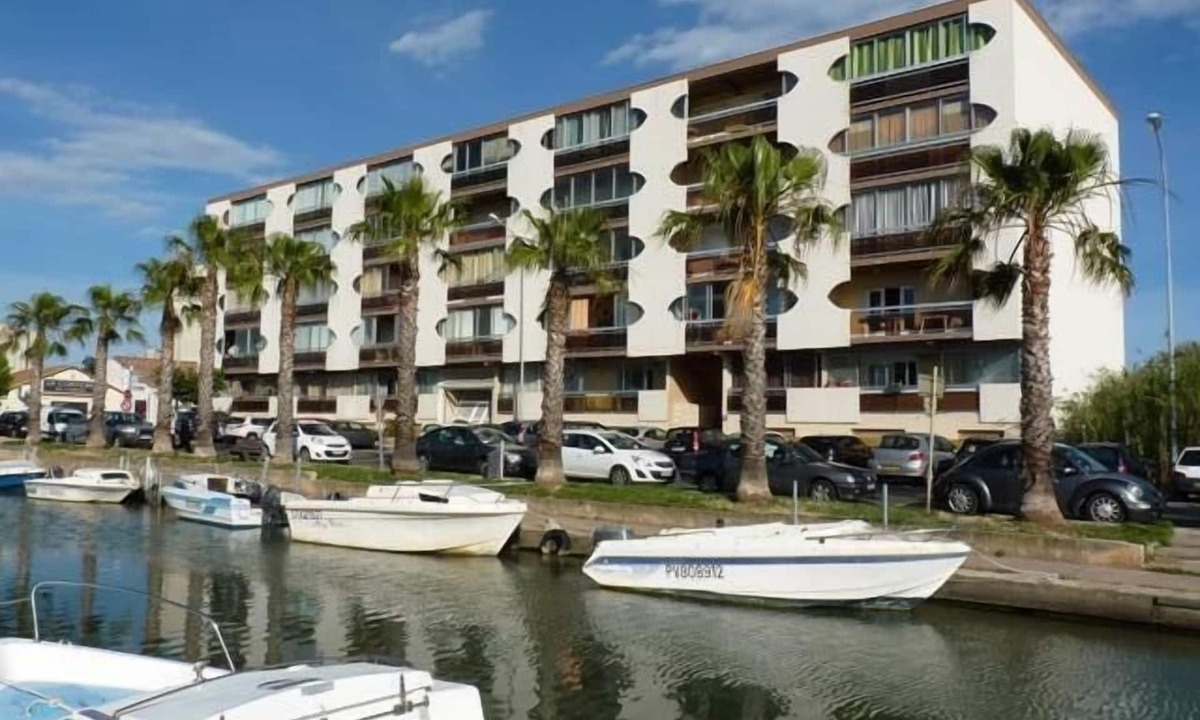 Palavas-les-Flots Apartment | Large, well-maintained, air-conditioned P2 with 160cm bed and canal view