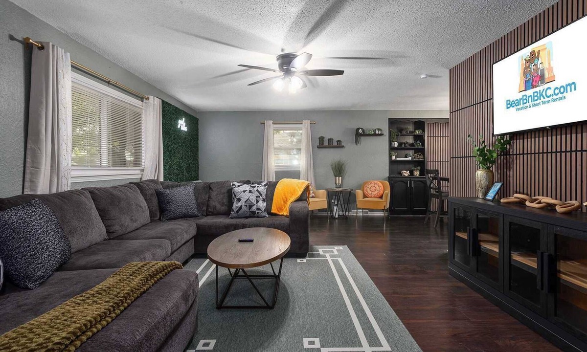 Lee's Summit House | LargeHome 6KingBeds HotTub Arcade|Near Shops+FIFA