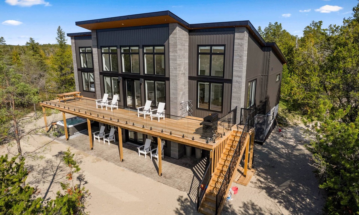 Northern Bruce Peninsula Cottage | Largest Luxury Beachfront Cottage with Hot Tub in Tobermory!