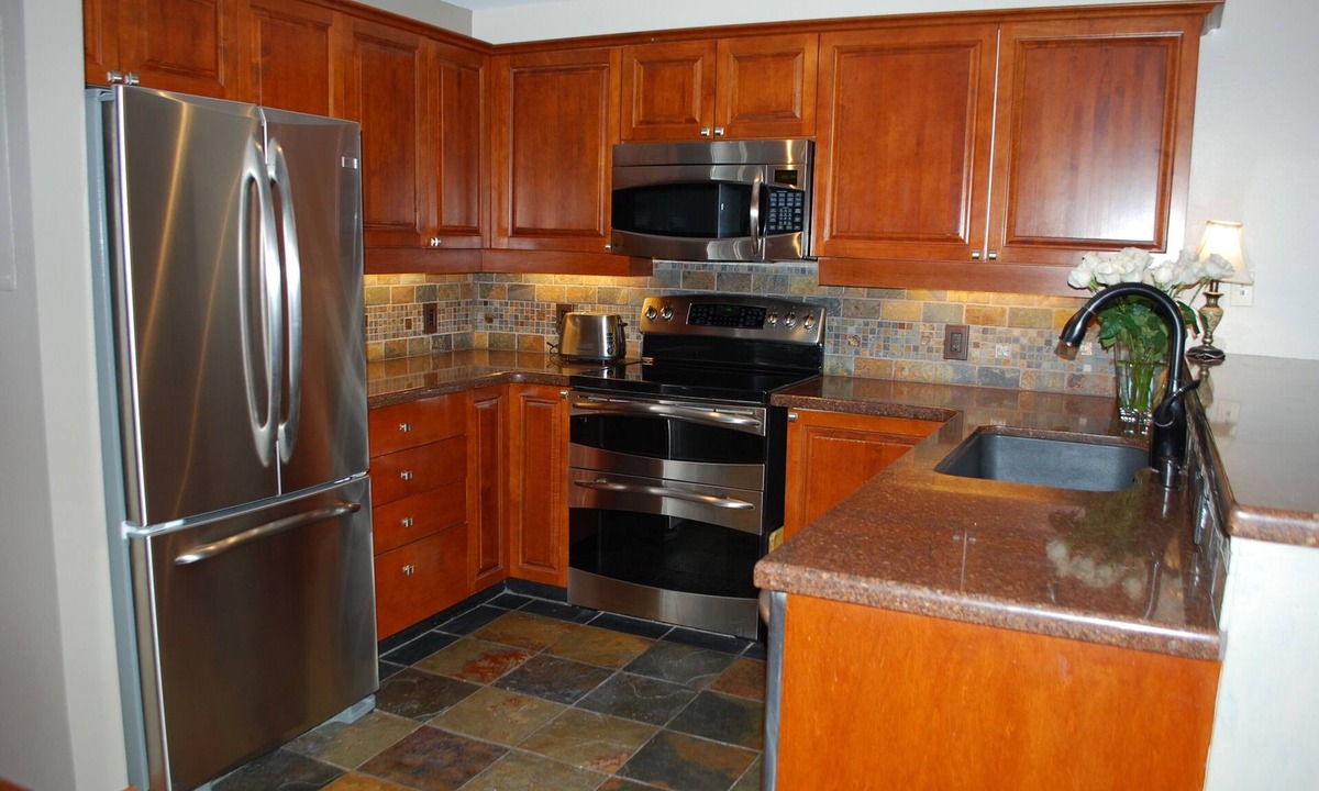 Salt Lake Mountain Resorts Condo | Largest 1 Br Condo With Den, Quiet Top Floor End Unit, Sleeps 6