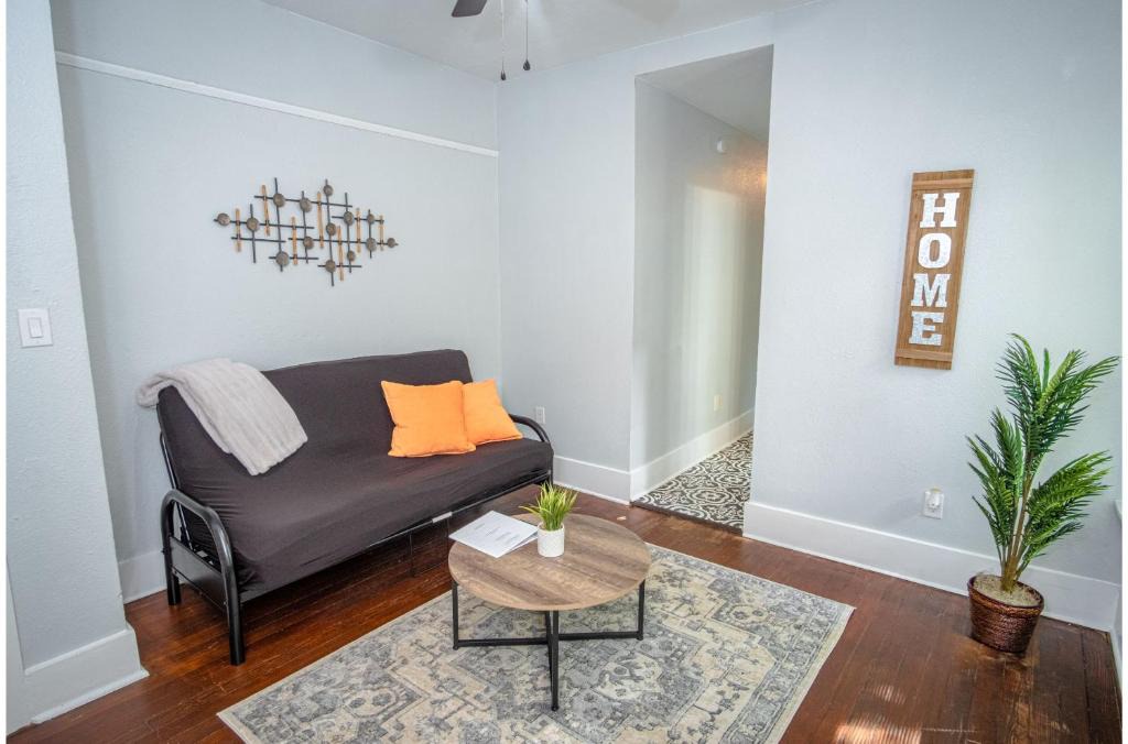 Southtown Apartment | Las Carolinas #1 Cozy 1BR1BA Sleeps 4