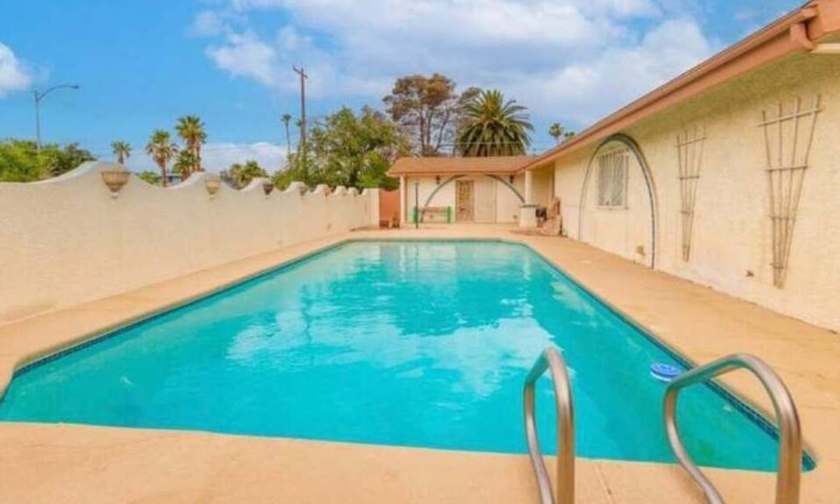 Paradise House | Las Vegas Luxury House, 4BD 3BA, Sleeps 12, Pool