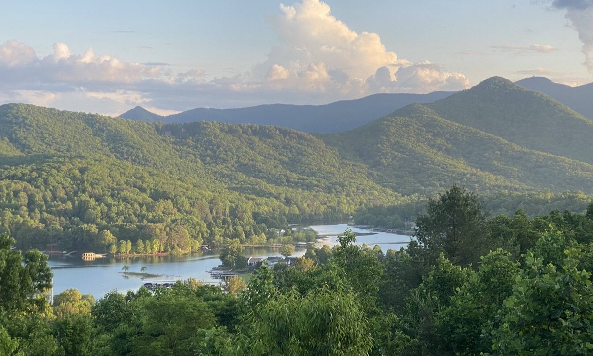 Hiawassee Cabin | Last Min Disc Pictures Don’t Do View Justice Hot tub. Pool Table. Easy to get to