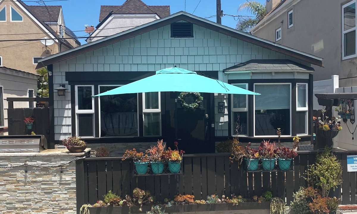 Mission Beach Cottage | Last minute discounts!Pet friendly with AC steps to beach-SUV parking