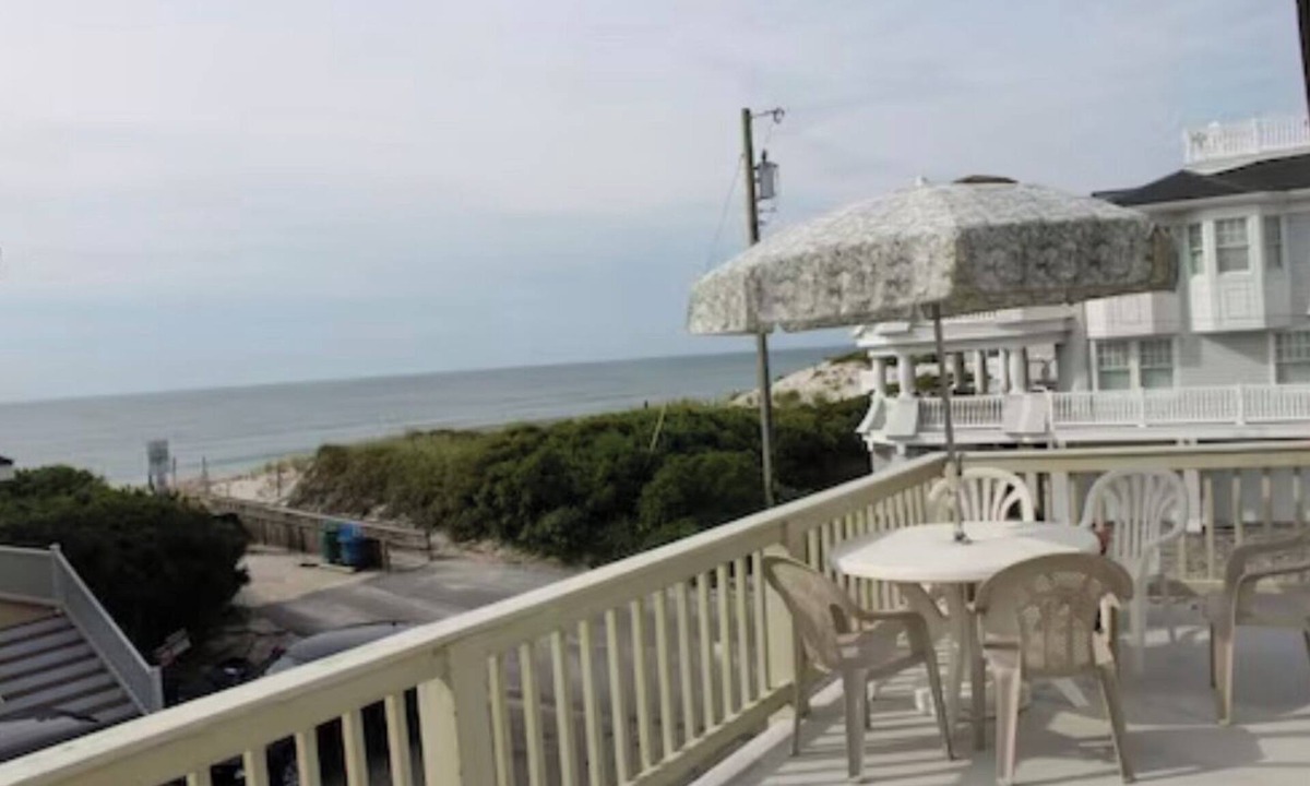 North Beach Haven Apartment | Last minute rental for Labor Day week Sat 9/2-9/9