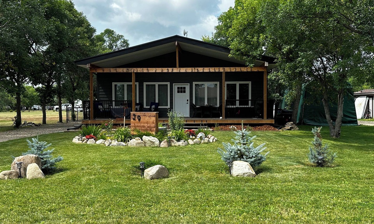 Island View Cottage | Last Mountain Lake Alice Beach Family Retreat