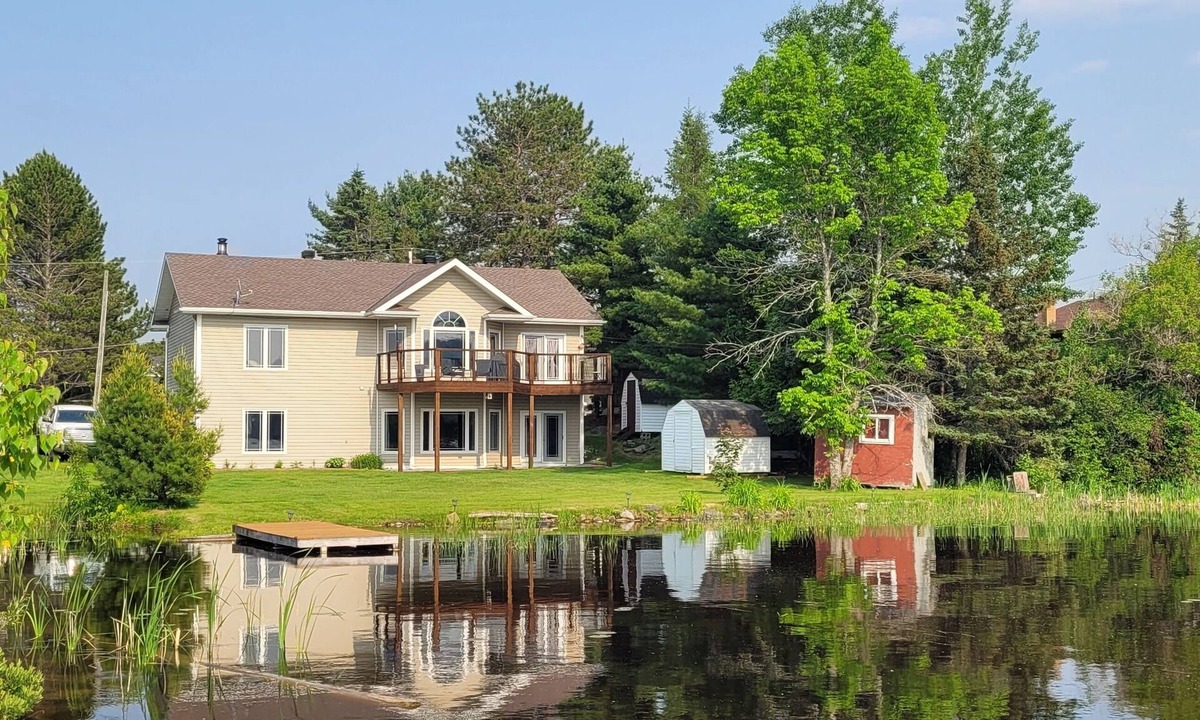 Coleman House | Latchford Bay Lake Waterfront Retreat