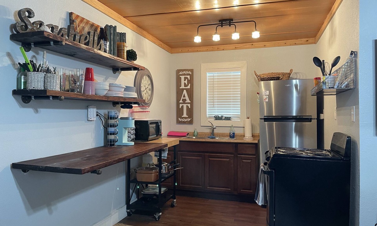 Port O Connor House | Latitude Adjustment! Nice little 3 Br 2 bath. Quiet part of town.