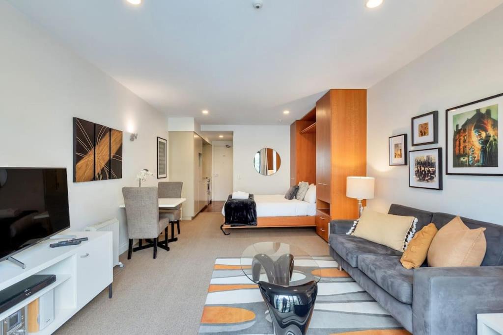 Auckland Central Business District Apartment | Latitude Apt - Viaduct - SkyTower View - Parking