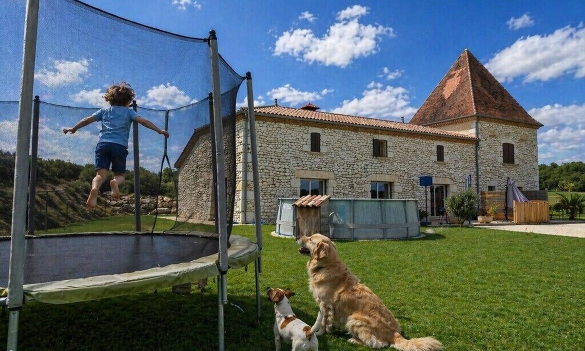 Saint-Jean-de-Duras House | LAUBIE — Splendid Views and Absolute Tranquillity Among the Vineyards