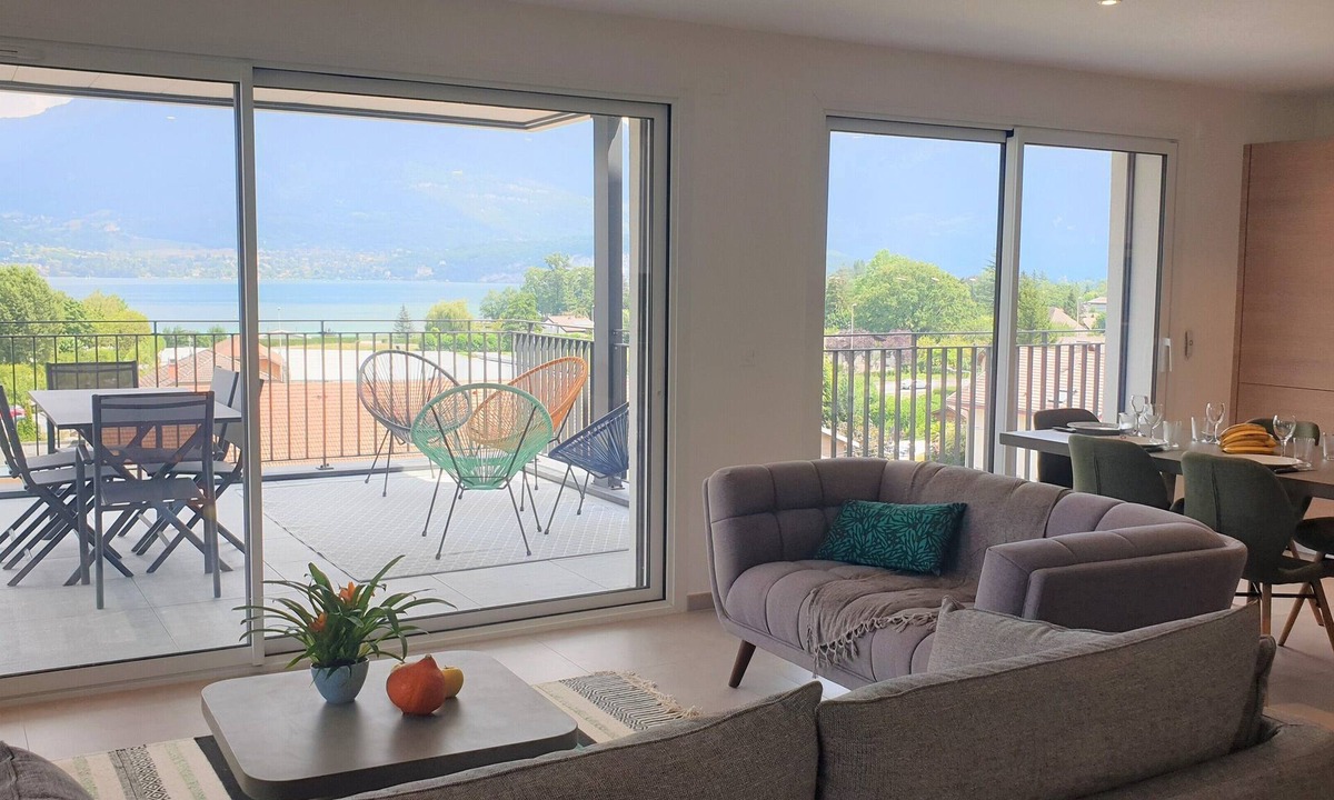 Cessenaz Apartment | Laudon Mountain View