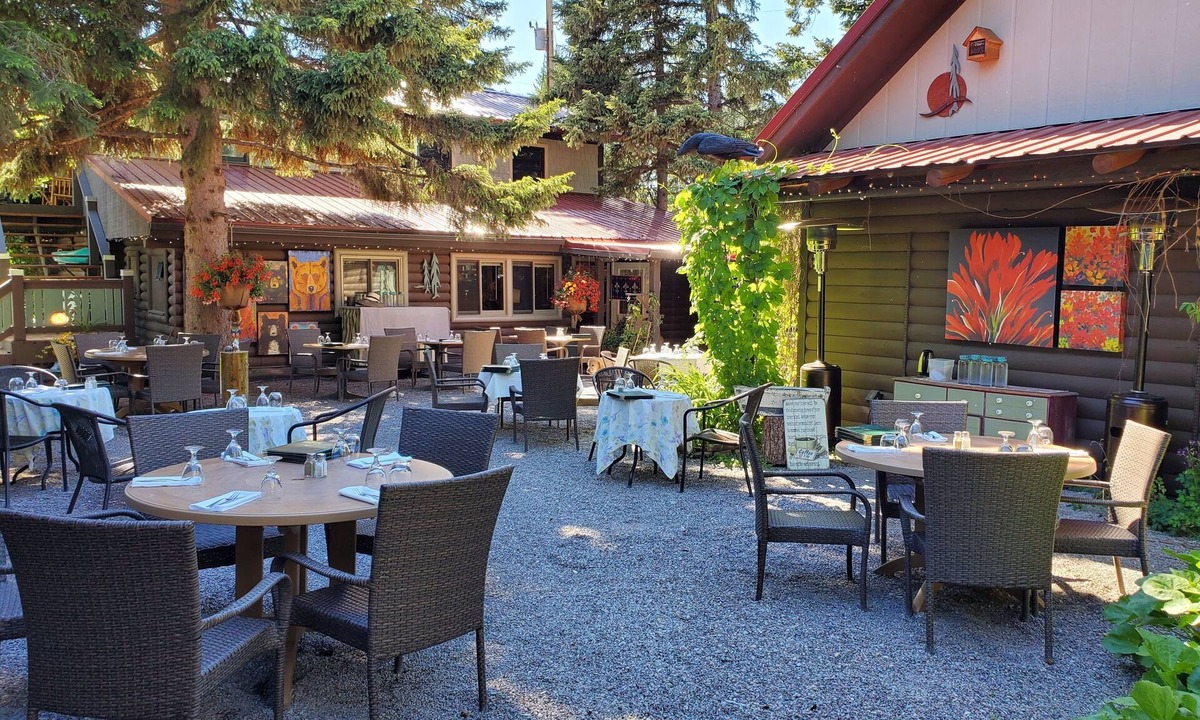 Swan Lake House | Laughing Horse Lodge
