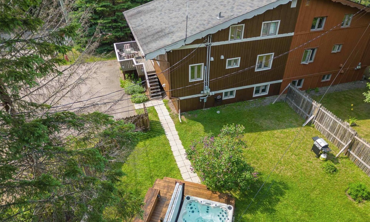Val David Apartment | LAURA – Cozy Retreat with 4-Season Spa Val David