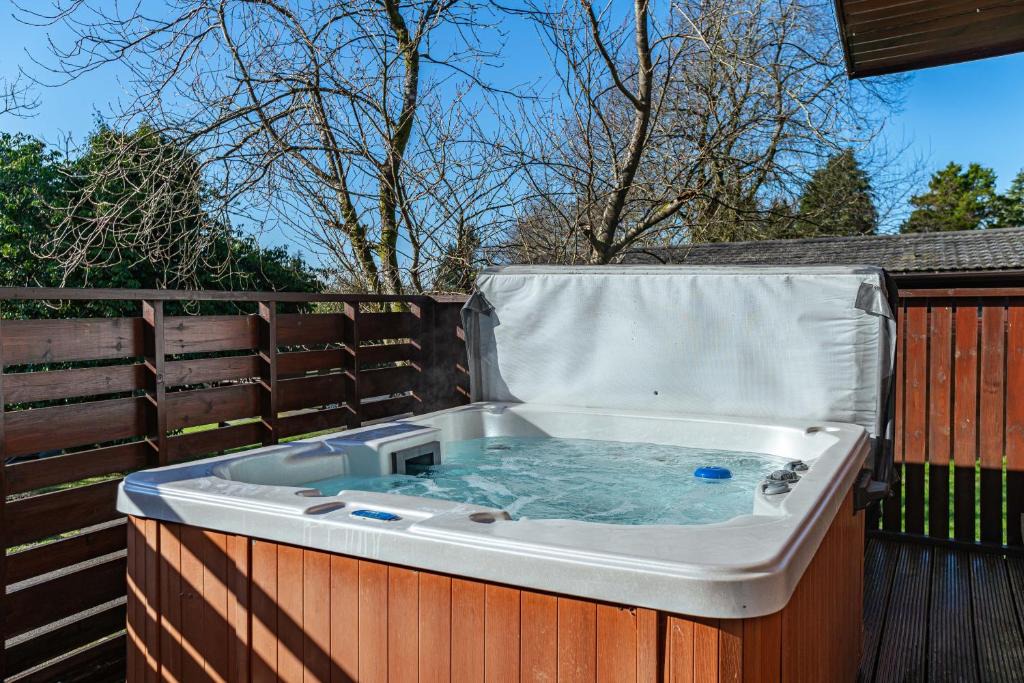 Newton Stewart Ski Chalet | Laurel Lodge 6 with Hot Tub