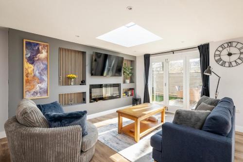 Corsham House | Laurel Lodge - Stylish Two Bed & Free Parking