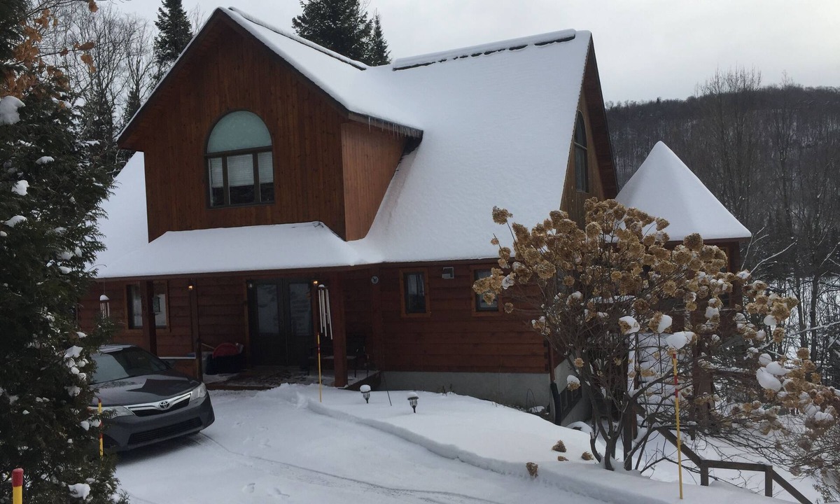Ivry-sur-le-Lac Ski Chalet | LAURENTIANS WINTER 2026-2027 SUNNY, CHARMING & SPACIOUS 4 BR LAKEFRONT CHALET