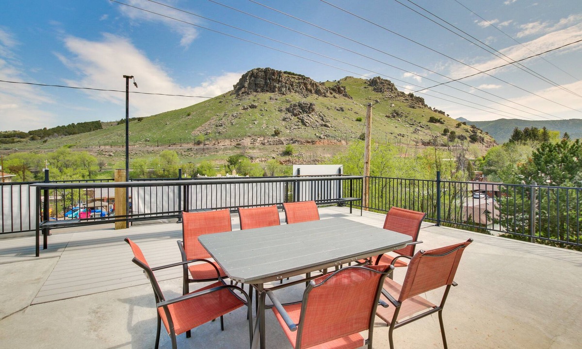 Lava Hot Springs Apartment | Lava Hot Springs Studio w/Deck: Walk to Hot Pools