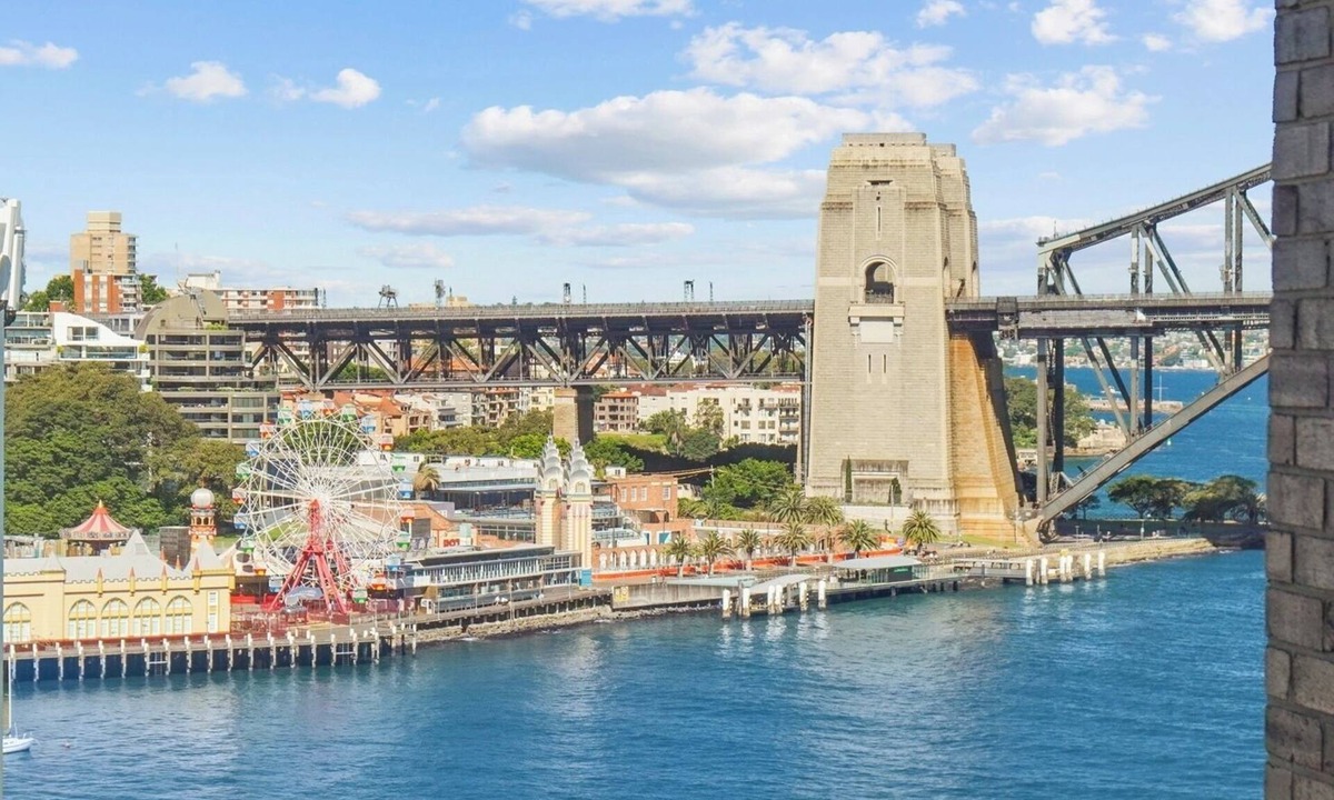 McMahons Point Apartment | Lavender Bay: Harbour & Luna Park Views